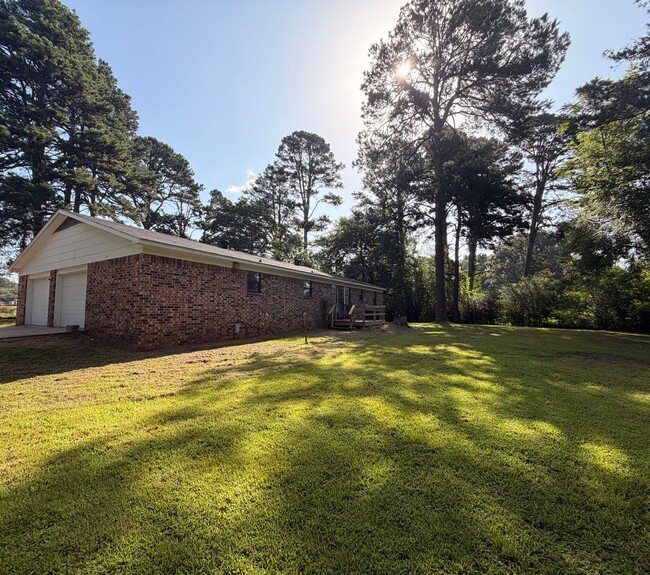 Building Photo - *Available July 6th**Discover a comfortable 3-bedroom, 2-bathroom home on the outskirts of Russel...