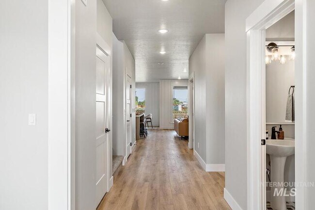 Building Photo - 362 S Hamlin Ln