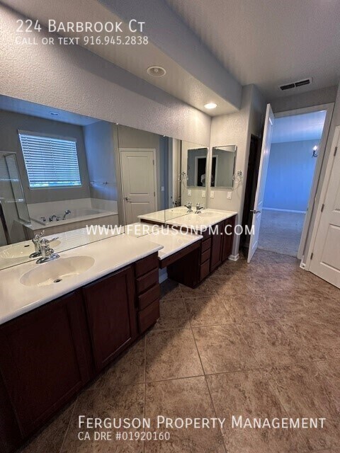 Building Photo - 224 Barbrook Ct
