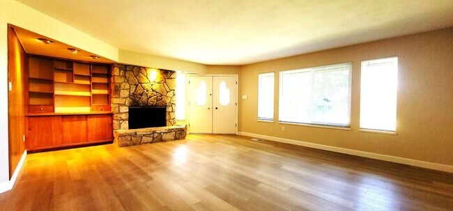 Building Photo - Beautiful 2 Bedroom / 2 Bath Bungalow Next to Hidden Valley Golf Club with Large Private Patio, N...