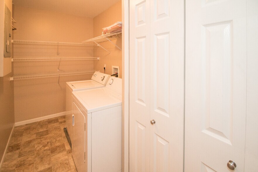 Laundry room/Utility room - 406 S Church St