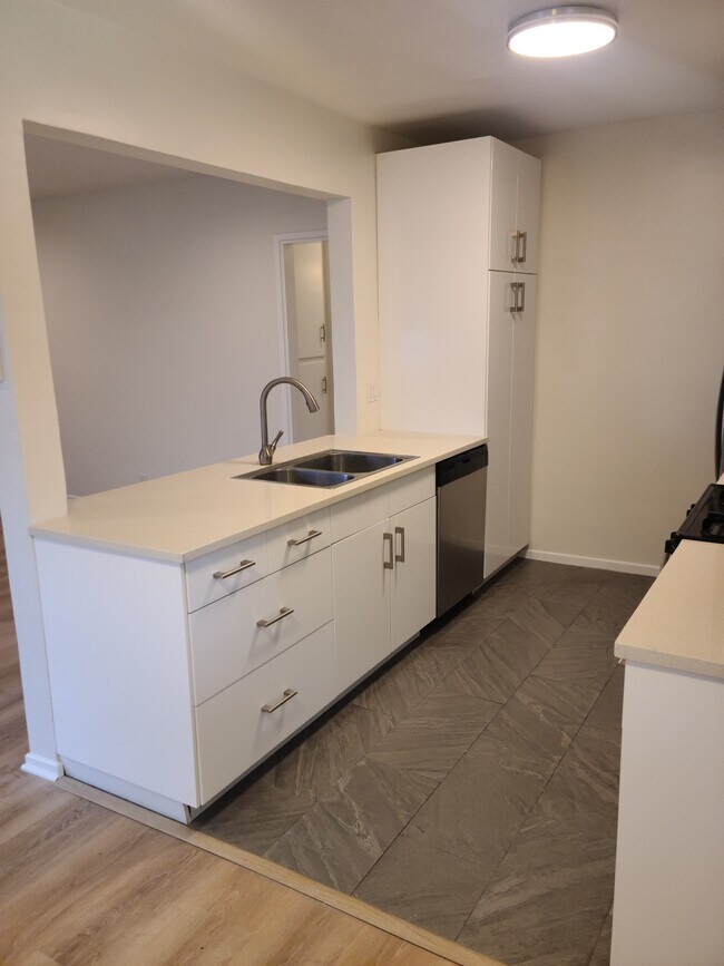 Building Photo - 734 Ashland Ave