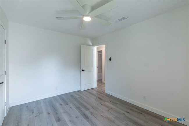 Building Photo - 4013 Valley View Dr