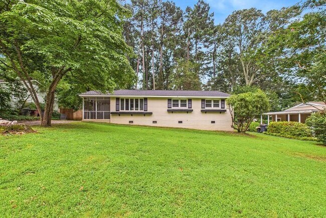 Building Photo - NW Brick Home in the Desirable Guilford Hi...