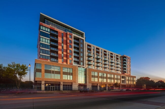 Building Photo - Lyric