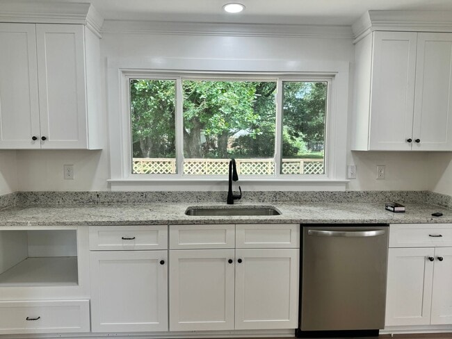 Building Photo - Renovated 3 BR Home in the Heart of Murfreesboro