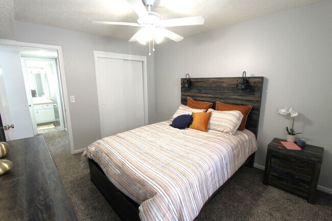 Building Photo - Large one bedroom with amazing vaulted cei...
