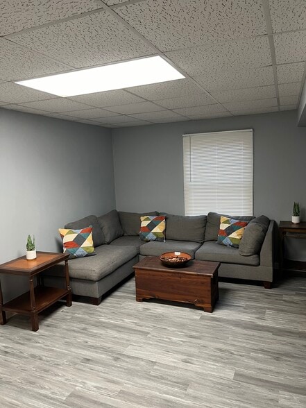 Couch 2 - 2013 Addison Rd NE