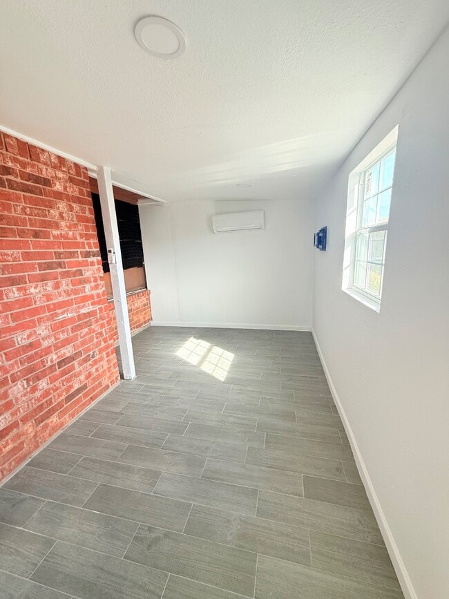 Building Photo - 1016 Westbury Terrace