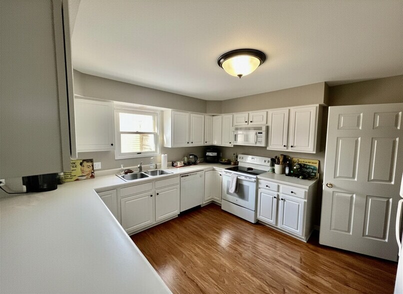 Main floor kitchen - 2416 Eaton Ave
