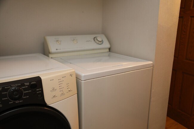 Building Photo - 3 Bedroom with Laundry and Off Street Park...