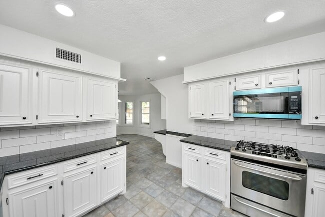 Building Photo - 616 S Rivershire Dr