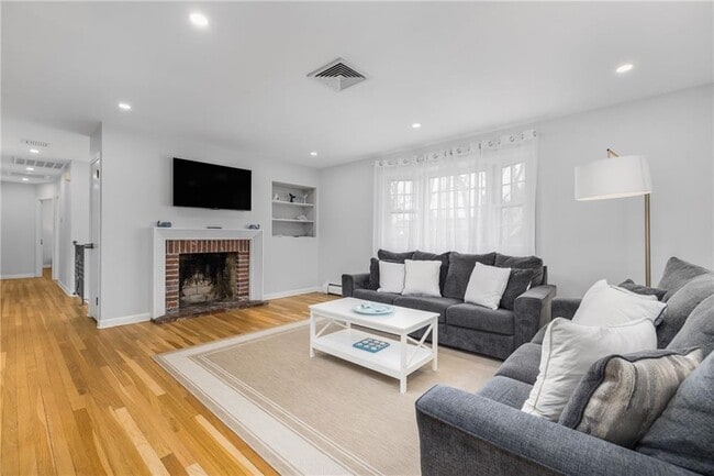 Building Photo - 384 Valley Rd