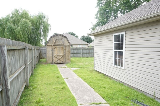 Building Photo - 4 Bed 2 Bath two car garage  Home