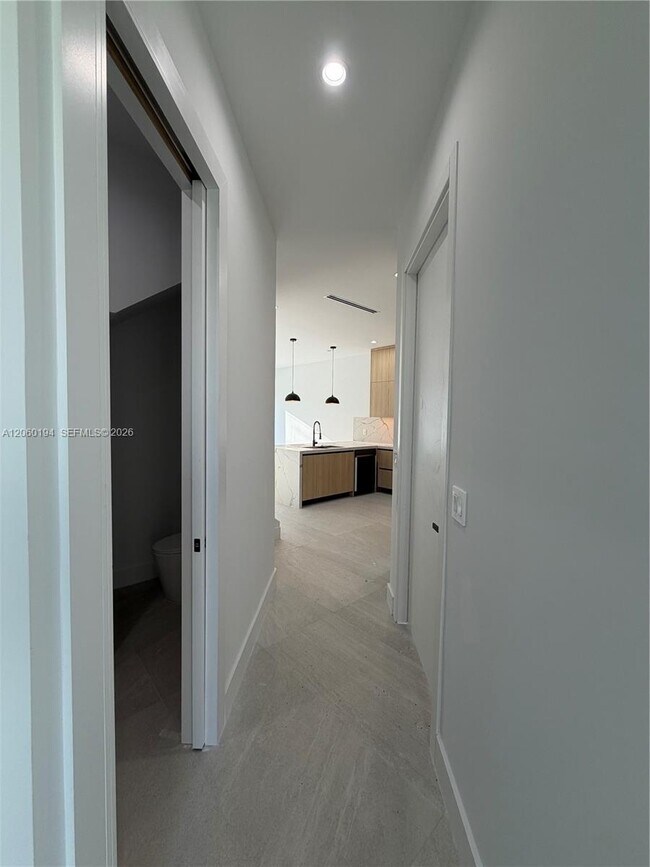 Building Photo - 4664 SW 32nd Ave