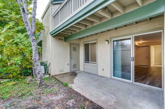 Building Photo - Cute One Bedroom Condo with Central AC and Heat.