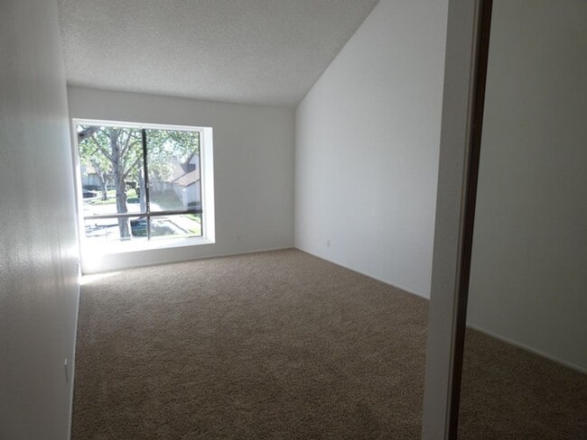 Building Photo - Spacious Townhome at Stonebridge