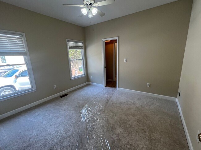 Building Photo - 123 Forest Green Dr