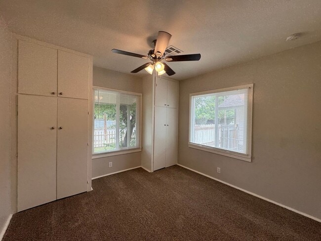 Building Photo - Adorable Oleander Home!