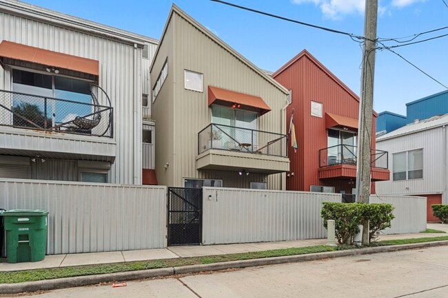 Building Photo - 1215 Arthur St
