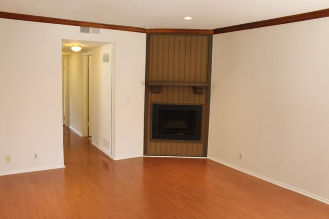Building Photo - Available now! 2 bedroom/2 bath condo located in the Tanglewood Villas of Pomona!