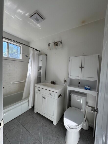 Building Photo - 18020 Collins St