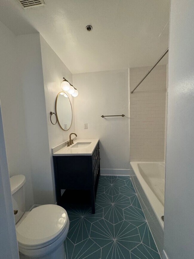 Building Photo - Amazing 4 Bedroom 2 Bath Condo in the heart of North Park!