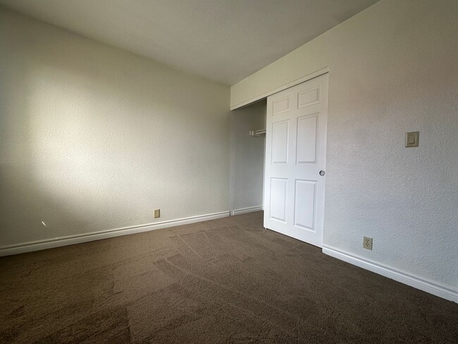 Building Photo - 2 Bedroom, 1 Bath Condo