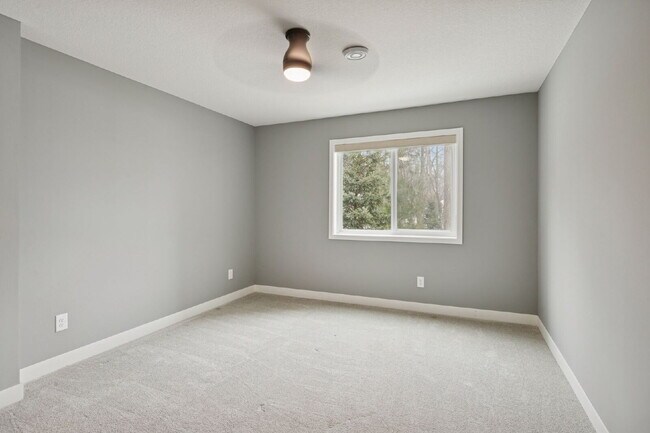 Building Photo - Luxurious 5-Bed/5 Baths, Granite & 3 Car Garage