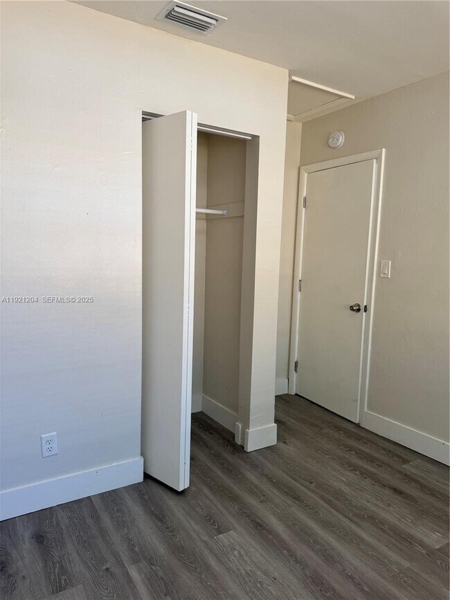 Building Photo - 522 NW 13th Ave