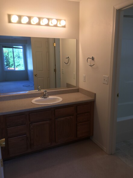 Building Photo - 893 Forest Glen Dr
