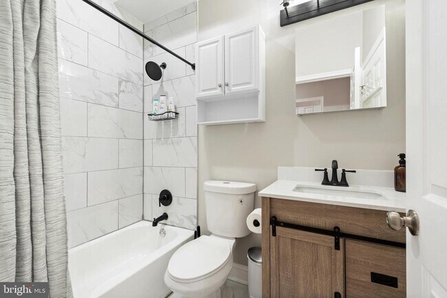 Building Photo - 2219 E Chase St