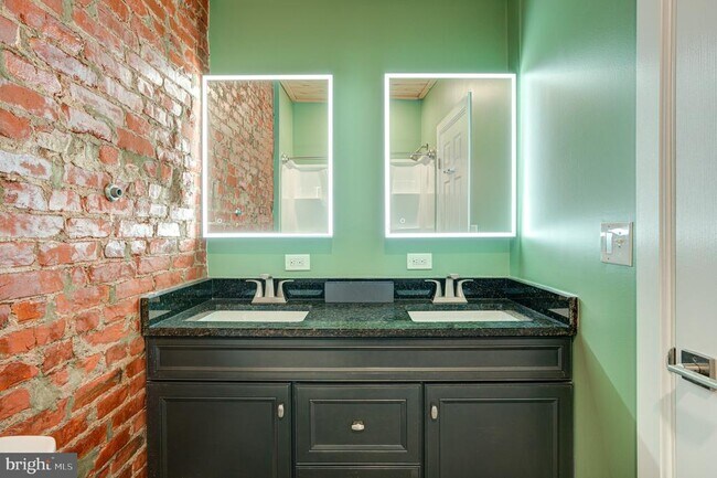 Building Photo - 2643 N Mascher St