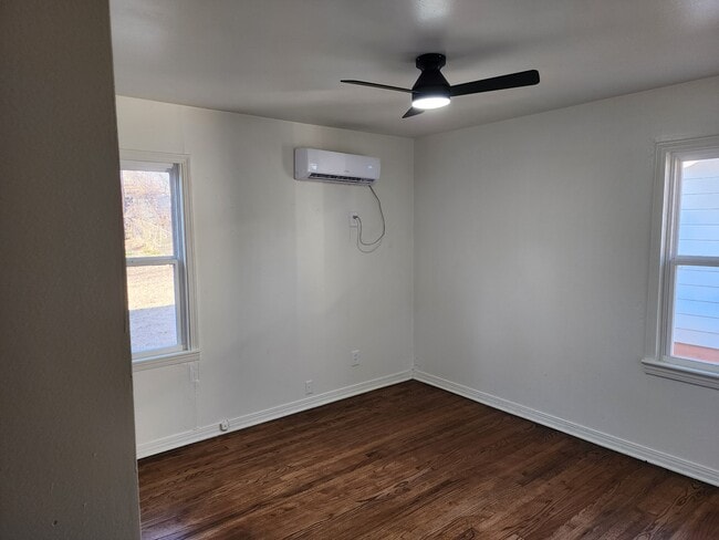 Building Photo - 1017 S Holly Dr