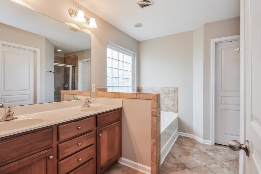 Building Photo - 3215 Whispernut Ln