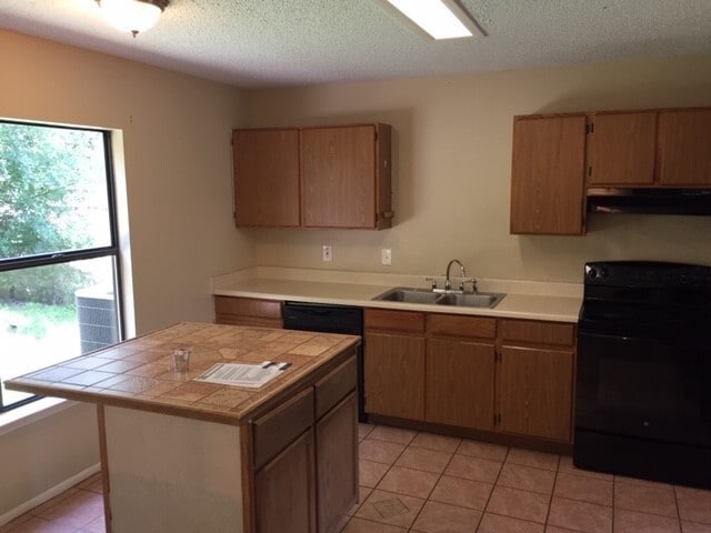 Building Photo - Spacious 4-Bedroom, 2.5-Bath Home with One-Car Garage!