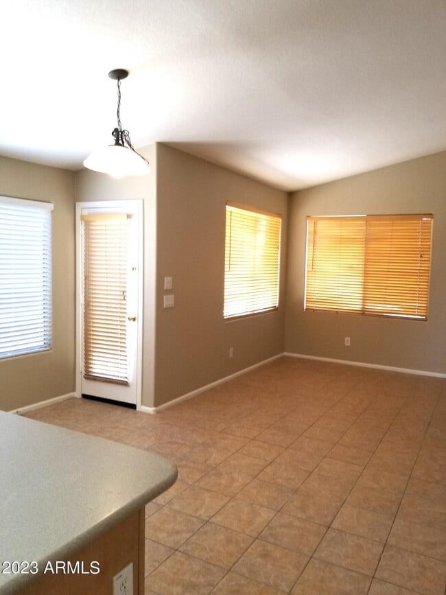 Building Photo - 712 E Marigold Pl