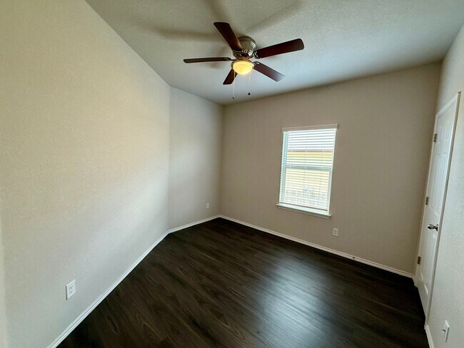 Building Photo - 3 Bedroom, 2 Bathroom Duplex in Converse!