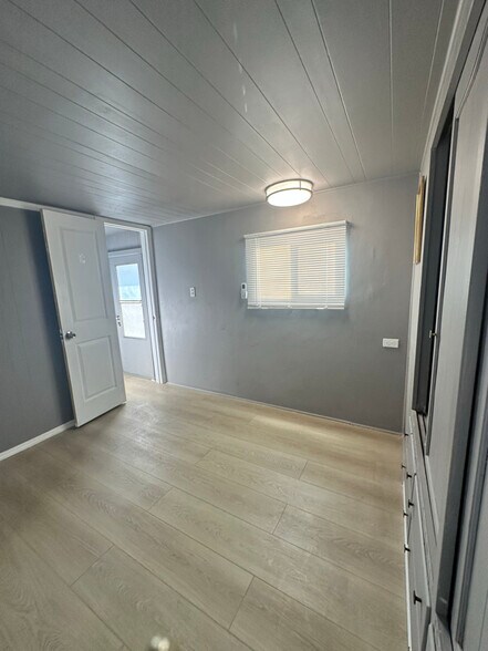 Building Photo - 8861 Live Oak Ave