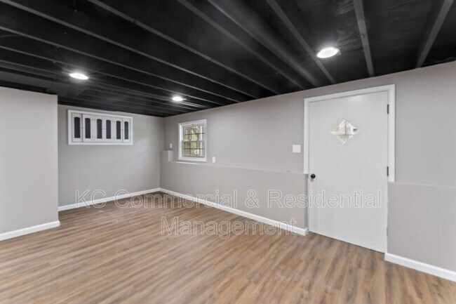 Building Photo - 7809 NE San Rafael Dr