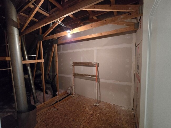 Building Photo - Spacious 3BR, 2.5BA Townhome with Loft & H...
