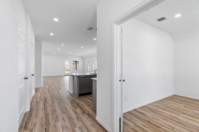 Building Photo - 31546 Beacon Cove Trl