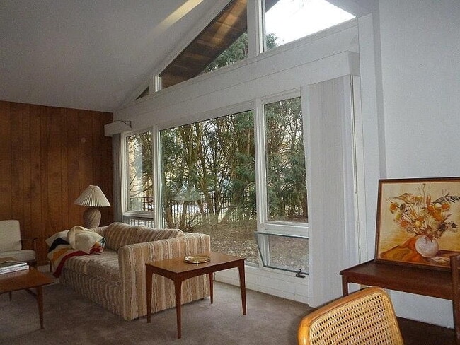 Building Photo - 205 Pell Cir