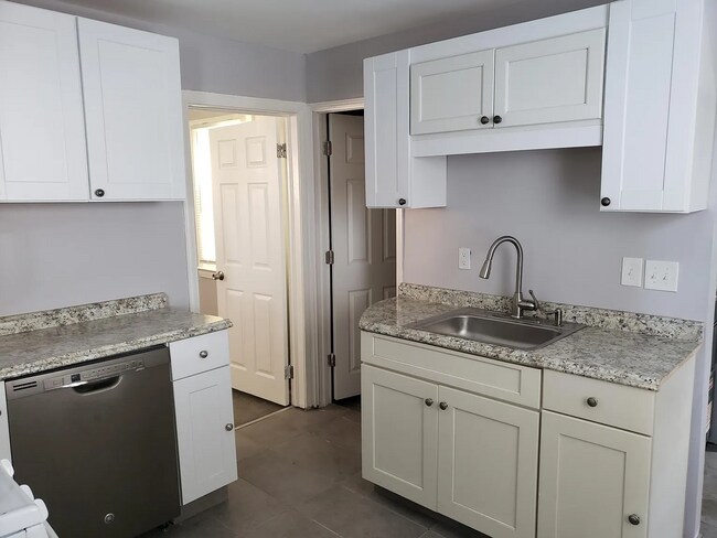 Building Photo - Your Cozy 2-Bedroom Retreat: Fenced Yard, Modern Upgrades & Perfect Location!