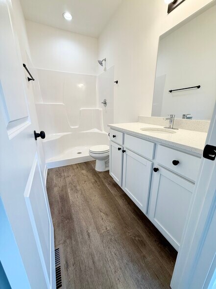 Building Photo - 5270 Pinecrest Ct N