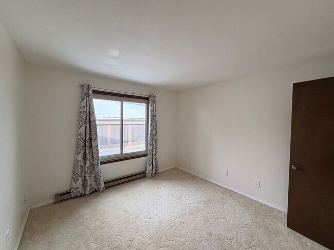 Building Photo - 2 Bed/ 2 Bath Condo