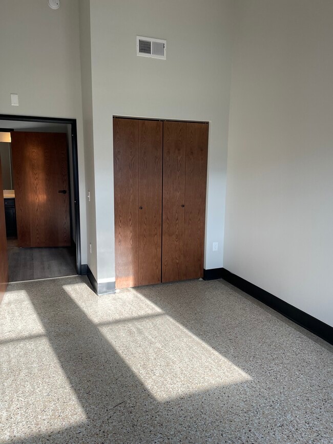 Building Photo - Central Square