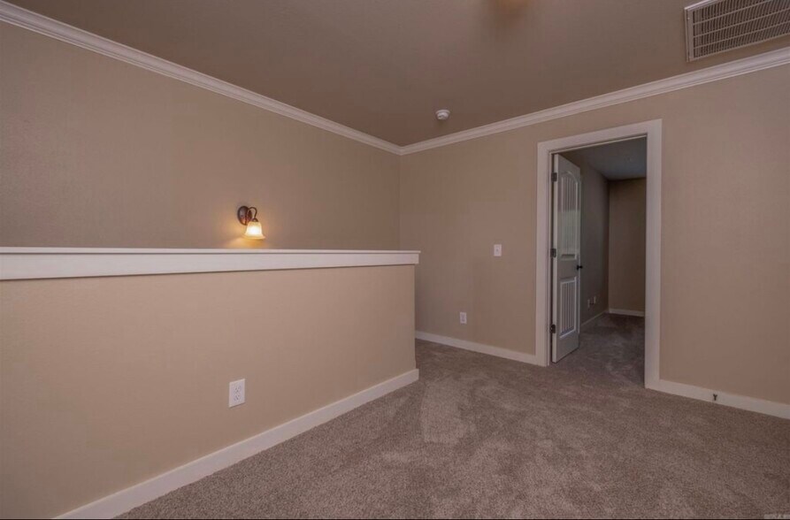 Building Photo - 102 Venezia Ln
