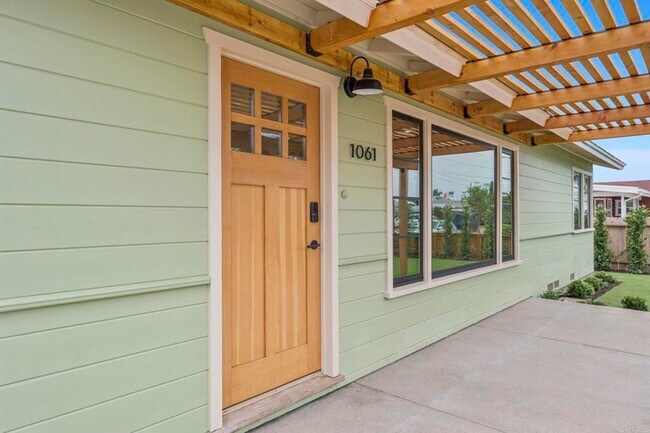 Building Photo - 1061 Buena Vista Way