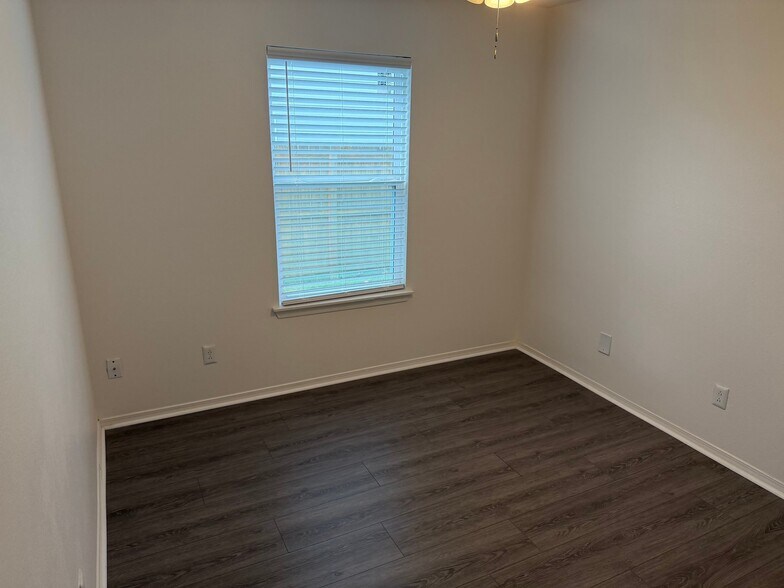 Building Photo - 1375 N Carriage Way